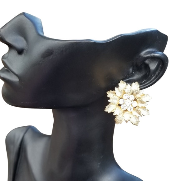 VINTAGE TEXTURED GOLDTONE FLOWER CLIP ON EARRINGS WITH WHITE CRYSTAL DETAIL - Picture 3 of 6